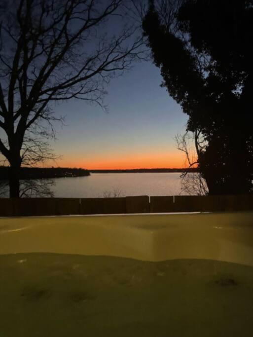 2 Bedroom Newly Renovated Waterfront Home; 10 Min From Mgm & The Gaylord Fort Washington Exterior photo